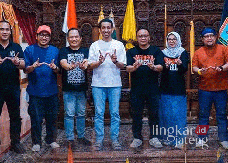 Pj Bupati Kudus berpose dua jari saat berfoto bersama personel Wali Band usai konser HUT Kudus pada 23 September 2024 lalu. (Instagram @bandwaliofficial/Lingkarjateng.id)