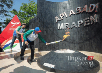 Pj Gubernur Jateng, Nana Sudjana, saat mengambil api dari Api Abadi Mrapen, Grobogan, untuk kirab obor Peparnas XVII pada Sabtu, 28 September 2024. (Dok. Pribadi/Lingkarjateng.id)