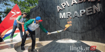 Pj Gubernur Jateng, Nana Sudjana, saat mengambil api dari Api Abadi Mrapen, Grobogan, untuk kirab obor Peparnas XVII pada Sabtu, 28 September 2024. (Dok. Pribadi/Lingkarjateng.id)