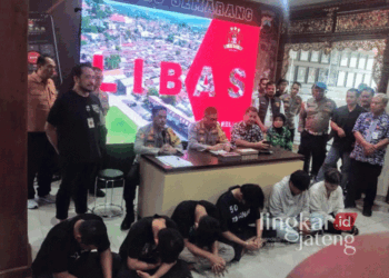 Polrestabes Semarang menghadirkan 6 pelaku pembacokan mahasiswa Udinus dalam konferensi pers yang digelar pada Kamis, 19 September 2024. (Rizky Syahrul Al-Fath/Lingkarjateng.id)