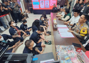 Para tersangka kasus rumah judi kasino berkedok karaoke dihadirkan dalam pers rilis di Mapolrestabes Semarang pada Senin, 23 September 2024. (Antara/Lingkarjateng.id)