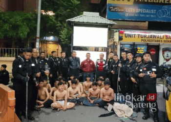 PENANGKAPAN: Polrestabes Semarang mengamankan sejumlah pemuda yang membawa motor dengan senjata tajam di wilayah Semarang, Jawa Tengah, baru-baru ini. (Rizky Syahrul Al-Fath/Lingkarjateng.id)