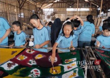 Para siswa SD Kanisius Pati saat mengikuti program P5 dengan praktik membatik di Wisata Batik Pati “Yuliati Warno Batik” di Desa Langgenharjo RT 07/RW 03, Kecamatan Juwana, Kabupaten Pati, Jumat, 20 September 2024. (Dok. HMS/Lingkarjateng.id)