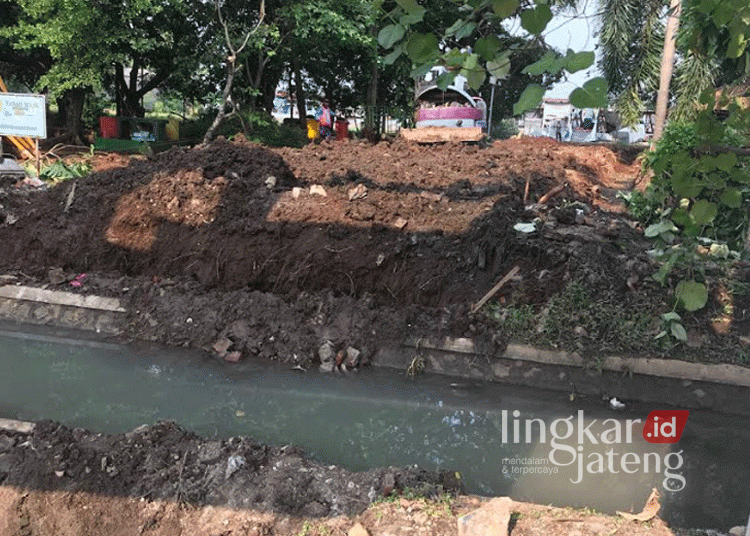 Sepi Sekali! Alun-alun Kembangjoyo Pati Akhirnya Dibongkar 25 Tampak alat berat mulai membuka akses jalan dari Taman Kota Pati dalam pengerjaan proyek revitalisasi Alun-alun Kembangjoyo pada Jumat, 27 September 2024. (Arif Febriyanto/Lingkarjateng.id)