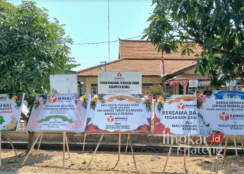 Tampak karangan bunga bertuliskan "Kawal Bawaslu Kendal" di halaman depan Kantor Bawaslu Kendal pada Senin, 2 September 2024. (Arvian Maulana/Lingkarjateng.id)