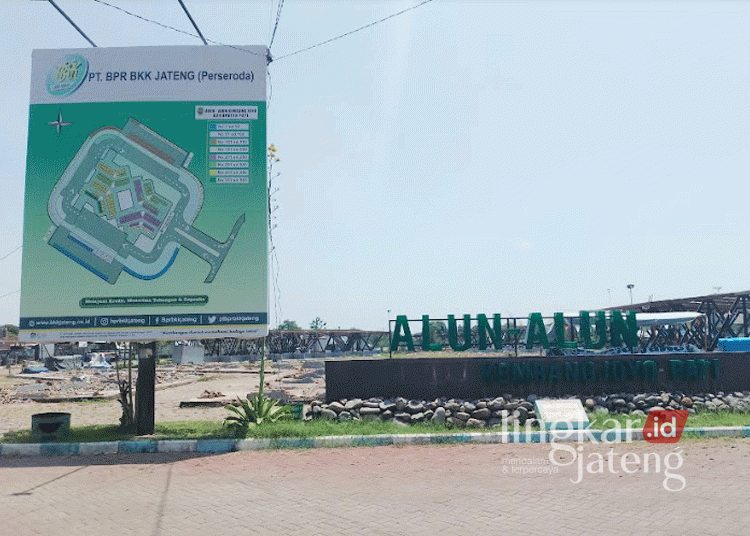 RATA: Kondisi sejumlah kios di bagian tengah Alun-alun Kembangjoyo Pati yang telah dibongkar pada Senin, 30 September 2024. (Arif Febriyanto/Lingkarjateng.id)