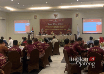 Ditetapkan KPU, Segini Jumlah DPT Kabupaten Demak di Pilkada 2024 29 KPU Demak saat menggelar rapat pleno terbuka penetapan DPT yang bertempat di Hotel Amantis pada Jumat, 20 September 2024. (M. Burhanuddin Aslam/Lingkarjateng.id)