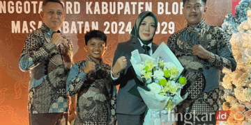 Ratna Pancarini bersama suami dan dua putranya usai pelantikan anggota DPRD Blora periode 2024-2029. (Dok. Pribadi/Lingkarjateng.id)