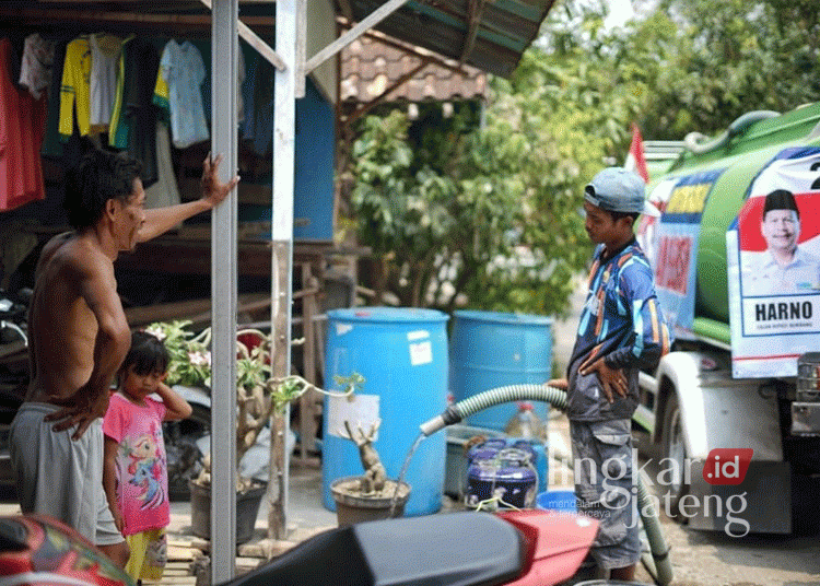 Relawan Harno-Hanies (Harmonis) saat menyalurkan bantuan air kepada warga Rembang, baru-baru ini. (Dok. HMS/Lingkarjateng.id)
