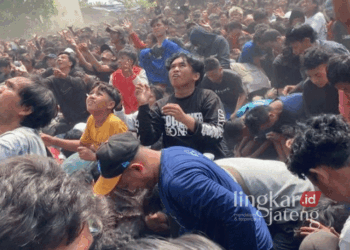 Ribuan warga berebut uang tunai dan doorprize dalam acara "udik-udikan" yang digelar oleh pasangan pengusaha batik Ubaidillah dan Fitri Handayani di Kelurahan Banyurip, Kecamatan Pekalongan Selatan, Kota Pekalongan, pada Jumat siang, 6 September 2024. (Fahri Akbar/Lingkarjateng.id)