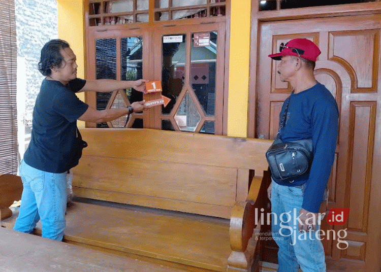 Polsek Pati Kota saat melakukan olah TKP di rumah Imam Slamet, wartawan senior warga Desa Sarirejo, Kecamatan/Kabupaten Pati, yang diteror orang tak dikenal pada Rabu, 18 September 2024. (Arif Febriyanto/Lingkarjateng.id)