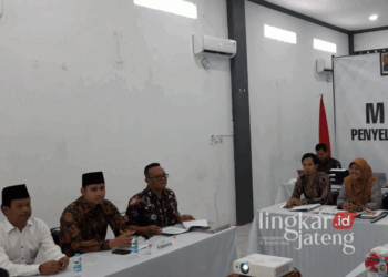 Dico-Ali didampingi kuasa hukumnya, Fajar Saka, menghadiri musyawarah tertutup yang digelar Bawaslu Kendal pada Selasa, 3 Agustus 2024. (Syahril Muadz/Lingkarjateng.id)