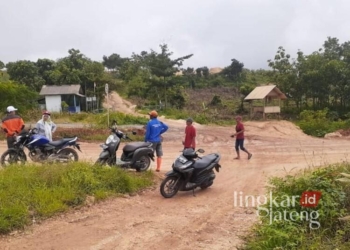 Ratusan warga Desa Tegaldowo, Kecamatan Gunem, Kabupaen Rembang, saat menggelar aksi pemasangan spanduk di sembilan titik asset tanah desa yang digugat PT Semen Indonesia ke Pengadilan Tata Usaha Negara (PTUN) Semarang pada Jumat, 20 September 2024 lalu. (Setyo Nugroho/Lingkarjateng.id)
