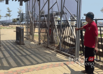 Sejumlah fasilitas di TWL Pantai Pasir Kencana, Kota Pekalongan, rusak imbas kericuhan saat konser musik Superman Is Dead (SID) pada Sabtu malam, 14 September 2024. (Fahri Akbar/Lingkarjateng.id)