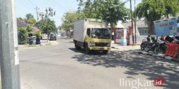 Kendaraan saat melintasi Simpang Tiga Abu Umar di depan Kantor Lembaga Permasyarakatan (LP) Kabupaten Blora pada Kamis, 19 September 2024. (Hanafi/Lingkarjateng.id)