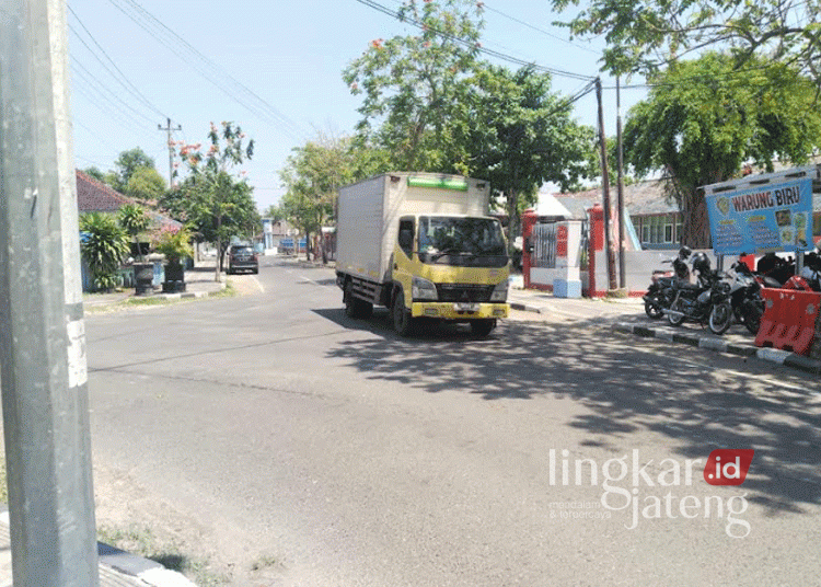 Kendaraan saat melintasi Simpang Tiga Abu Umar di depan Kantor Lembaga Permasyarakatan (LP) Kabupaten Blora pada Kamis, 19 September 2024. (Hanafi/Lingkarjateng.id)