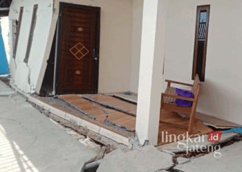 Kondisi salah satu rumah yang terdampak tanah gerak di Dukuh Guyangan, Desa Purworejo, Kecamatan/Kabupaten Pati, pada Sabtu malam, 7 September 2024. (Dok. Lingkarjateng.id)