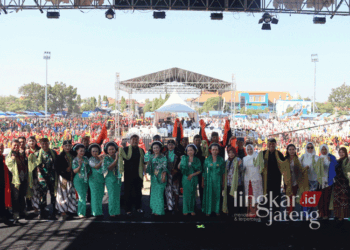 Suasana kemeriahan Gelar Tari Tayub Massal yang ditampilkan di hari kedua Blora Culture Festival 2024 yang berlangsung di Lapangan Kridosono, Tempelan, Kecamatan Blora, pada Sabtu, 7 September 2024.  (Dok. HMS/Lingkarjateng.id)