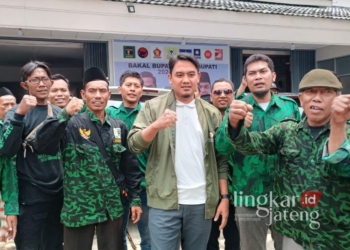 DUKUNG PENUH: Gerakan Pemuda Ka'bah (GPK) Jepara saat deklarasikan dukungannya kepada Paslon Mas Wiwit-Hajar (Mawar) di Posko Pemenangan Mawar, Senin (23/9). (Tomi Budianto/Lingkarjateng.id)