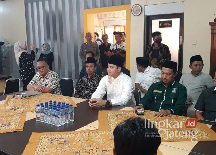Pengamat: Penolakan Dico Ganinduto oleh KPU Kendal Timbulkan Suhu Politik Memanas 25 Dico M. Ganinduto dan Ali Nurudin Saat Mengajukan Gugatan ke Bawaslu Kendal, Jumat 30 Agustus 2024. (Syahrul Muadz/Lingkarjateng.id)