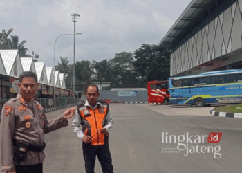 Petugas dari Polsek Tingkir saat memantau situasi Terminal Tipe A Tingkir Kota Salatiga. (Dok. Polisi Salatiga/Lingkarjateng.id)