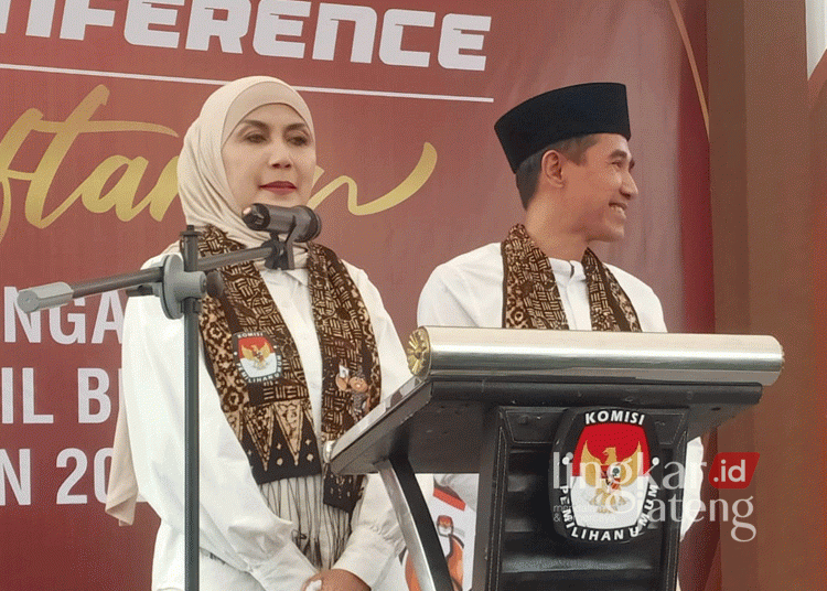 Tika dan Benny saat mendaftar di KPU Kendal