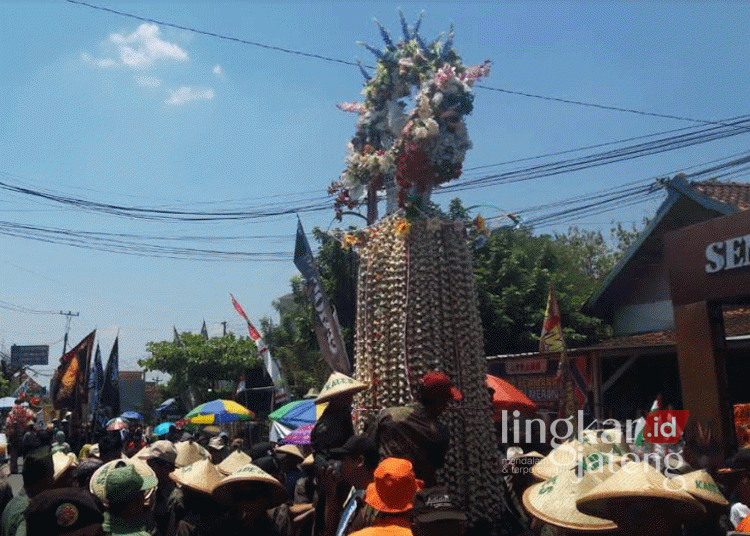 MERIAH: Ribuan warga menghadiri acara puncak tradisi Meron di Desa/Kecamatan Sukolilo, Kabupaten Pati, pada Selasa, 17 September 2024. (Syahril Muadz/Lingkarjateng.id)