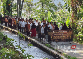 KESENIAN: Ratusan warga dari tiga desa di Kecamatan Pageruyung, Kendal, menggelar arak-arakan menuju Bukit Hutan Tawing dalam acara Talang Tawing pada Jumat, 20 September 2024. (Dok. Disdikbud Kendal/Lingkarjateng.id)