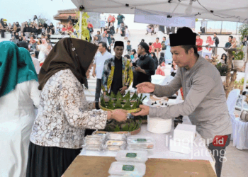 Festival Weh-wehan yang diselenggarakan oleh Dinas Kepemudaan, Olahraga, dan Pariwisata Kabupaten Kendal untuk memperingati Maulid Nabi Muhammad SAW pada Senin, 16 September 2024. (Arvian Maulana/Lingkarjateng.id)