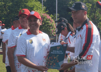 Wali Kota Pekalongan, Achmad Afzan Arslan Djunaid, memberikan tali asih kepada para atlet yang akan berlaga di PON Aceh-Sumut XXI dalam acara Pembukaan Pekan Olahraga Kota (Porkot) Pekalongan 2024 yang berlangsung di halaman kantor Setda setempat pada Rabu, 4 September 2024. (Dok. Kominfo Kota Pekalongan/Lingkarjateng.id)