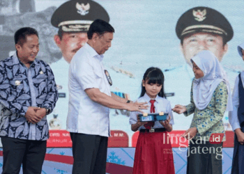 Ketua Dewan Pertimbangan Presiden Republik Indonesia, Wiranto, saat memberikan paket makan bergizi gratis kepada perwakilan anak SD saat uji coba program MBG di Salatiga pada Kamis, 12 September 2024. (Angga Rosa/Lingkarjateng.id)