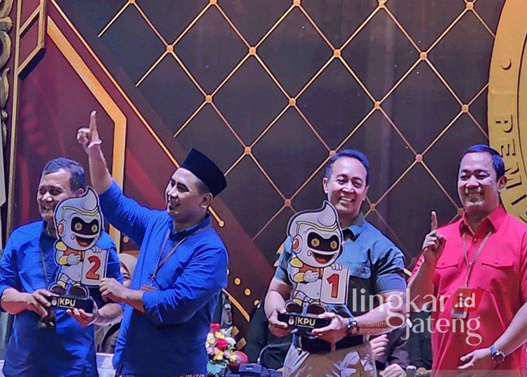 Pasangan Calon Gubernur-Wakil Gubernur Jawa Tengah Andika Perkasa-Hendrar Prihadi dan Ahmad Luthfi-Taj Yasin Maimoen saat menghadiri rapat pleno pengundian nomor urut peserta Pilgub Jateng 2024 di Semarang pada Senin malam, 23 September 2024. (Antara/Lingkarjateng.id)
