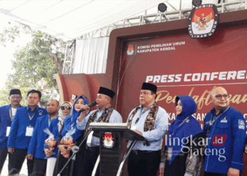 WS Basuki dan Nashri saat konferensi pers usai mendaftar sebagai calon bupati-wakil bupati di KPU Kendal pada Rabu, 28 Agustus 2024. (Syahril Muadz/Lingkarjateng.id)