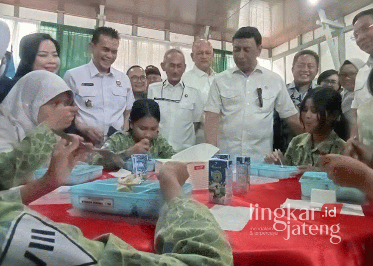 Ketua Dewan Pertimbangan Presiden Republik Indonesia (Wantimpres), Wiranto, melihat langsung uji coba program Makan Bergizi Gratis (MBG) di SMPN 1 Salatiga, pada Kamis, 12 September 2024. (Angga Rosa/Lingkarjateng.id)