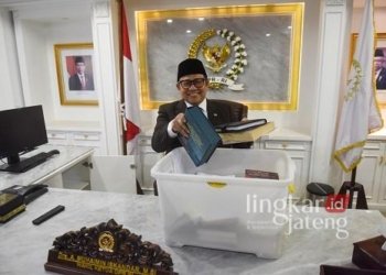 KEMAS-KEMAS: Wakil Ketua DPR Muhaimin Iskandar membereskan berkas dan buku di ruang kerjanya, di Gedung Nusantara III, Kompleks Parlemen, Senayan, Jakarta, Senin (30/9/2024). (Antara/Lingkarjateng.id)