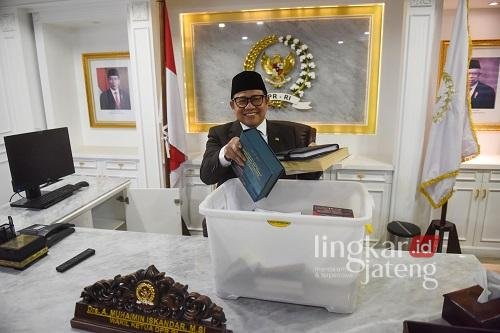 KEMAS-KEMAS: Wakil Ketua DPR Muhaimin Iskandar membereskan berkas dan buku di ruang kerjanya, di Gedung Nusantara III, Kompleks Parlemen, Senayan, Jakarta, Senin (30/9/2024). (Antara/Lingkarjateng.id)