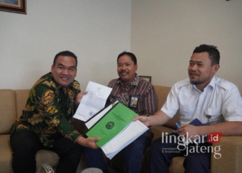 Bupati Blora Arief Rohman (paling kiri) menyerahkan dokumen rencana pembangunan Pasar Ngawen kepada Kabiro Umum Kementerian PUPR, Agus Sutamin, pada Selasa, 3 September 2024. (Dok. Lingkarjateng.id)