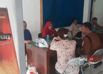 Masyarakat Kecamatan Boja antusias memanfaatkan inovasi eMMPING PEDES dari DPMPTSP Kendal. (Dok. Pribadi/Lingkarjateng.id)