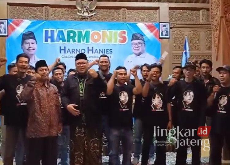 Bentuk Harno Rembang Center, 4 Organisasi Relawan Deklarasi Dukung Harno-Hanies 25 Ratusan relawan dari berbagai aliansi masyarakat berkumpul di Joglo Wavi Rembang mendklarasikan dukungan mereka untuk pasangan calon Harno-Hanies dengan membentuk wadah baru Harno Rembang Center (H-RC) pada Rabu, 11 September 2024. (Dok for Lingkarjateng.id)
