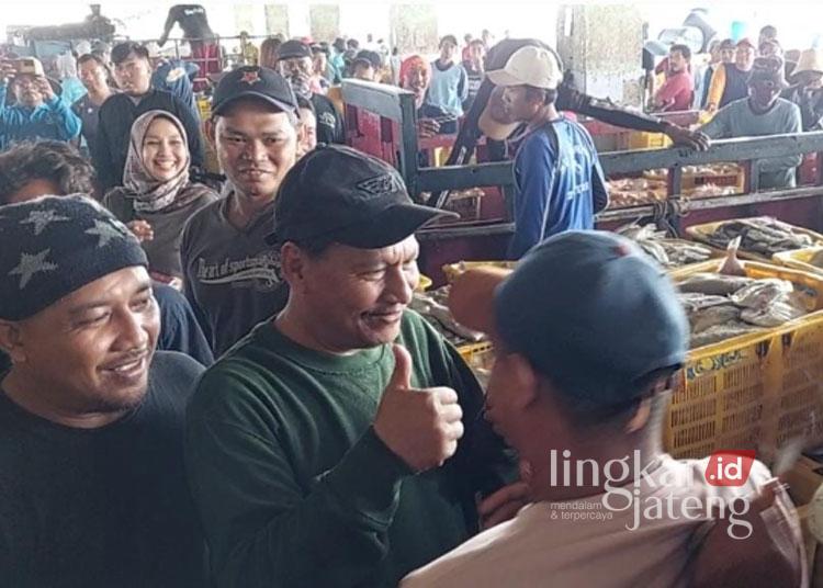 Calon Bupati Rembang nomor urut 2 Harno saat mengunjungi TPI Tasikagung, Senin, 30 September 2024. (Vicky Rio/Lingkarjateng.id)