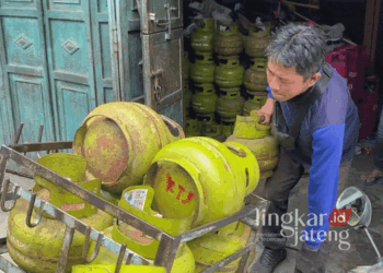 Aktifitas penjualan gas elpiji 3 kg di salah satu pangkalan gas di Sapuro Indah Kota Pekalongan masih seperti biasanya di tengah naiknya harga ecerat tertinggi (HET) pada Selasa, 10 September 2024. (Dok. Kominfo Kota Pekalongan/Lingkarjateng.id)