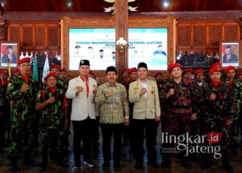 Sekda Jepara Edy Sujatmiko bersama dengan Ketua Pimpinan Daerah Pemuda Muhammadiyah Kabupaten Jepara, Wahyu Adi Nugroho beserta jajarannya. (Muhammad Aminudin/Lingkarjateng.id)
