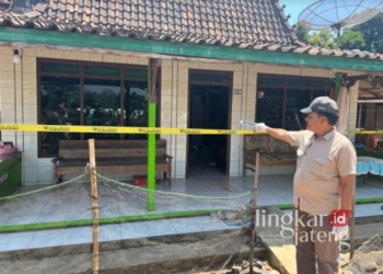 OLAH TKP: Satreskrim Polresta Pati saat memasang garis polisi setelah peristiwa penusukan terhadap seorang ibu muda di Desa Jepalo, Kecamatan Gunungwungkal Pati, Selasa, 4 September 2024. (Polresta Pati/Lingkarjateng.id)