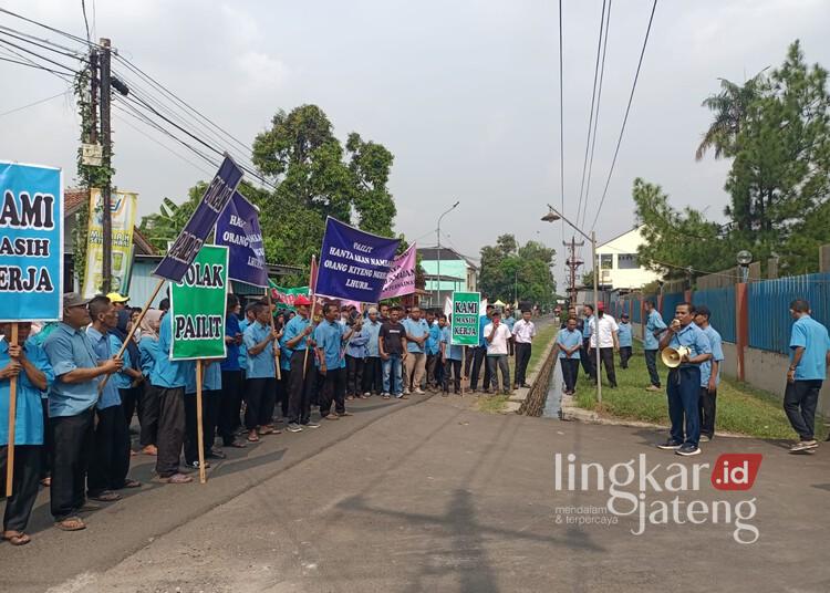 Terancam PHK, Ratusan Buruh PT Panamtex Pekalongan Demo Tolak Putusan ...