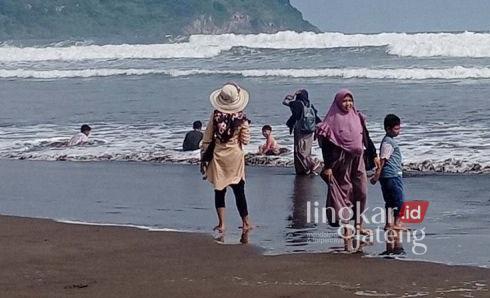 Gelombang Tinggi Berpotensi Terjadi di Laut Selatan Jateng 25 Gelombang tinggi