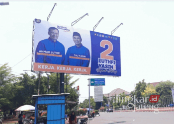 Langgar Kesepakatan, Pemkab Kendal Desak KPU Jateng Turunkan Baliho Paslon Pilgub di Jalan Protokol 25 Baliho Paslon Gubernur dan Wakil Gubernur Jawa Tengah nomor urut 2 di Jalan Prortokol Kendal, Minggu, 13 Oktober 2024. (Syahril Muadz/Lingkarjateng.id)