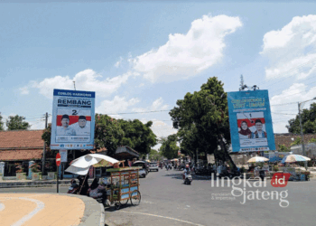 Alat peraga kampanye (APK) dua pasangan Calon Bupati-Wakil Bupati Rembang terpasang di papan reklame berbayar di kawasan zona merah Alun-alun Kabupaten Rembang. (Setyo Nugroho/Lingkarjateng.id)