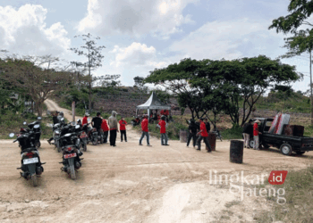 Aksi blokade jalan produktif pertambangan di PT Semen Indonesia Gresik (SIG) Pabrik Rembang oleh Pemerintah Desa (Pemdes) dan warga Tegaldowo, Kecamatan Gunem, Kabupaten Rembang, pada Selasa, 8 September 2024. (Setyo Nugroho/Lingkarjateng.id)