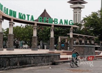 Seorang warga sedang bersepeda di area Alun-alun Rembang pada Senin, 14 Oktober 2024. (Setyo Nugroho/Lingkarjateng.id)