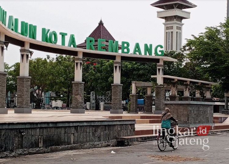 Seorang warga sedang bersepeda di area Alun-alun Rembang pada Senin, 14 Oktober 2024. (Setyo Nugroho/Lingkarjateng.id)